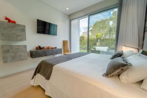 Łóżko lub łóżka w pokoju w obiekcie Holiday in ground floor apartment in Marbella Club Hills, Benahavis