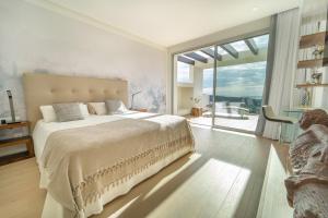 Łóżko lub łóżka w pokoju w obiekcie Holiday in ground floor apartment in Marbella Club Hills, Benahavis
