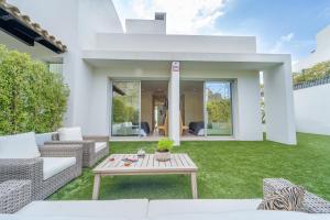 Ogród w obiekcie Holiday in ground floor apartment in Marbella Club Hills, Benahavis