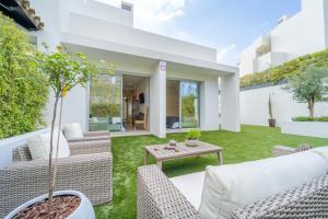 Ogród w obiekcie Holiday in ground floor apartment in Marbella Club Hills, Benahavis