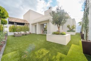 Ogród w obiekcie Holiday in ground floor apartment in Marbella Club Hills, Benahavis