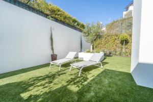 Ogród w obiekcie Holiday in ground floor apartment in Marbella Club Hills, Benahavis