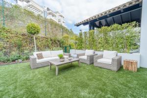 Ogród w obiekcie Holiday in ground floor apartment in Marbella Club Hills, Benahavis