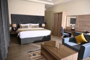 Ένα ή περισσότερα κρεβάτια σε δωμάτιο στο راوند للشقق المخدومة +29 φωτογραφίες