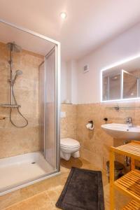ein Bad mit einer Dusche, einem WC und einem Waschbecken in der Unterkunft Am Rückerlhof in Waldmünchen