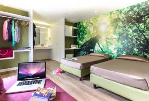 um quarto com 2 camas e um computador portátil no chão em hu Roma Camping In Town em Roma