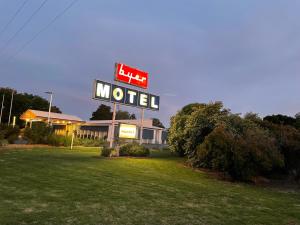 a motel sign in front of a building at Byer Fountain Motor Inn in Holbrook