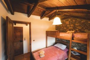Krevet ili kreveti na kat u jedinici u objektu Traditional Villa in P. Agios Athanasios
