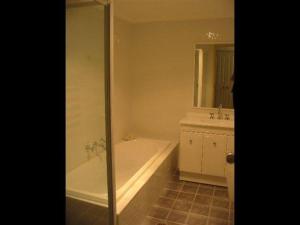 a bathroom with a tub and a sink and a bath tub at Sandy Place on Long Beach in Long Beach +13 photos
