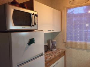 Η κουζίνα ή μικρή κουζίνα στο Maison chaleureuse climatisée à Maubuisson, proche lac +13 φωτογραφίες