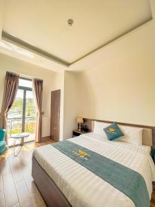 Voodi või voodid majutusasutuse Crown Dalat Hotel toas +37 fotot
