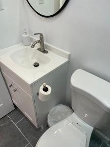 Koupelna v ubytování Oui on Ludlow - Entire House and Private Rooms in University City