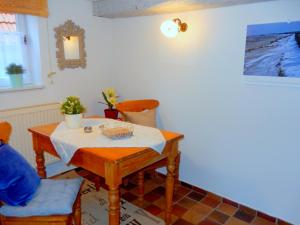 a table and two chairs in a room with a table at Visavis Villa Velo in Jestädt