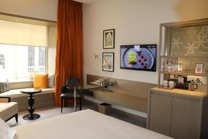 TV a/nebo společenská místnost v ubytování Welcomhotel by ITC Hotels, Raja Sansi, Amritsar
