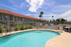 uma grande piscina em frente a um edifício em Motel 6-Tempe, AZ - Broadway - ASU em Tempe