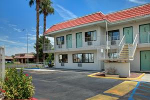 um edifício com um parque de estacionamento em frente em Motel 6-Tempe, AZ - Broadway - ASU em Tempe