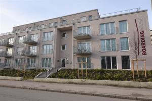 ein Apartmenthaus an der Straßenseite in der Unterkunft Boardinghouse Henschelstraße in München