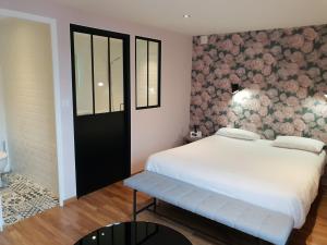 Maisons-lès-ChaourceにあるLogis Aux Maisonsのベッドルーム(大きな白いベッド1台、ベンチ付)