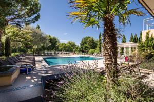 Bazén v ubytování SOWELL HOTELS Domaine de la Petite Isle nebo v jeho okolí