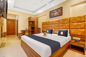 1 dormitorio con 1 cama grande en una habitación en Hotel Mina International, en Bombay