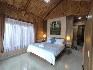 Un pat sau paturi într-o cameră la Villa Etnik Syariah