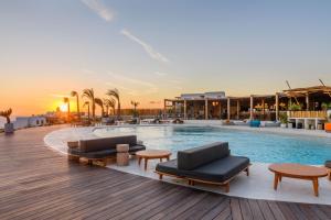 Bazén v ubytování Anamar Destino Mykonos nebo v jeho okolí