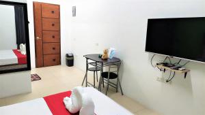 TV a/nebo společenská místnost v ubytování Spiral Suites Hotel