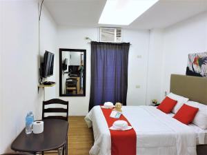 Postel nebo postele na pokoji v ubytování Spiral Suites Hotel