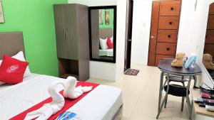 Postel nebo postele na pokoji v ubytování Spiral Suites Hotel