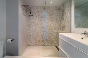 łazienka z prysznicem, toaletą i umywalką w obiekcie 2bed apartment in Miraflores w mieście Mijas +17 zdjęć