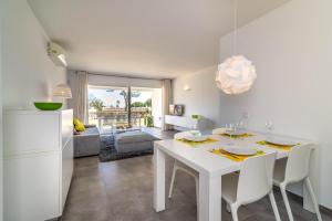 kuchnia i jadalnia z białym stołem i krzesłami w obiekcie 2bed apartment in Miraflores w mieście Mijas