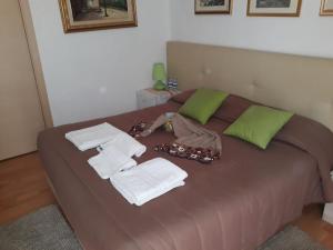 A bed or beds in a room at AFFITTACAMERE Il Cortile