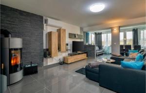 Χώρος καθιστικού στο Nice Home In Zadoborje