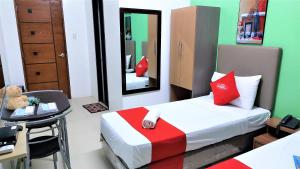 Postel nebo postele na pokoji v ubytování Spiral Suites Hotel