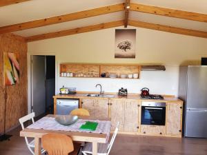 Majoituspaikan Caracal Cottage keittiö tai keittotila