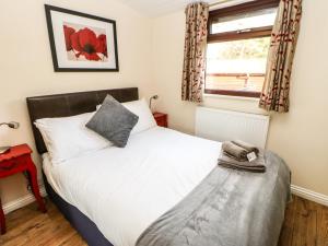 un dormitorio con una cama y una ventana en Primrose Lodge, en Saltburn-by-the-Sea