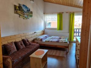 - un salon avec un canapé et un lit dans l'établissement Penzión Malá Fatra u Ďurka, à Žilina