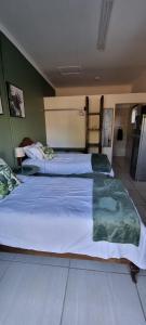 De Anker Verblyf في Olifantshoek: سرير كبير في غرفة بسريرين