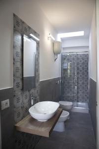 W łazience znajduje się umywalka, toaleta i prysznic. w obiekcie Ville dell'Eden con 9 camere da letto in 6 unità abitative w mieście Lascari