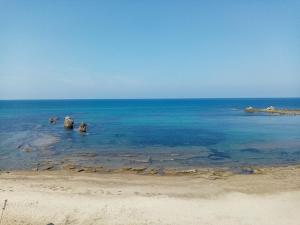 a beach with some rocks in the water w obiekcie Ville dell'Eden con 9 camere da letto in 6 unità abitative w mieście Lascari