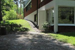 a house with a table next to a building at Kuivaketveleen Piha in Lappeenranta