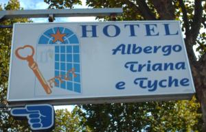 una señal para un hotel alfigracio antiguo en Hotel Triana e Tyche, en Sasso Marconi