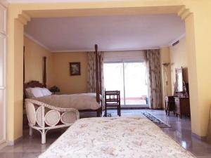 Postel nebo postele na pokoji v ubytování Beautiful, Bright and Spacious Duplex in Marbella