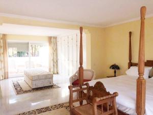 Postel nebo postele na pokoji v ubytování Beautiful, Bright and Spacious Duplex in Marbella