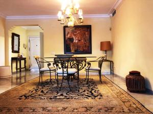 jadalnia ze stołem i krzesłami w obiekcie Beautiful, Bright and Spacious Duplex in Marbella w mieście Estepona