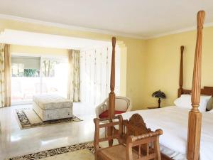 Postel nebo postele na pokoji v ubytování Beautiful, Bright and Spacious Duplex in Marbella