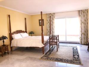 Postel nebo postele na pokoji v ubytování Beautiful, Bright and Spacious Duplex in Marbella