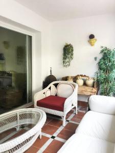 Posezení v ubytování Beautiful, Bright and Spacious Duplex in Marbella