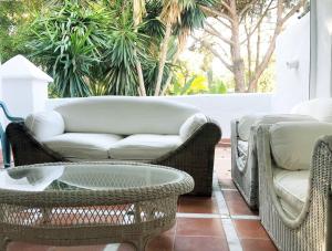 Posezení v ubytování Beautiful, Bright and Spacious Duplex in Marbella
