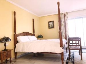 Postel nebo postele na pokoji v ubytování Beautiful, Bright and Spacious Duplex in Marbella